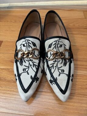 SHEIN Cream Embroidered Pointed Slip-On Loafers with Black Trim